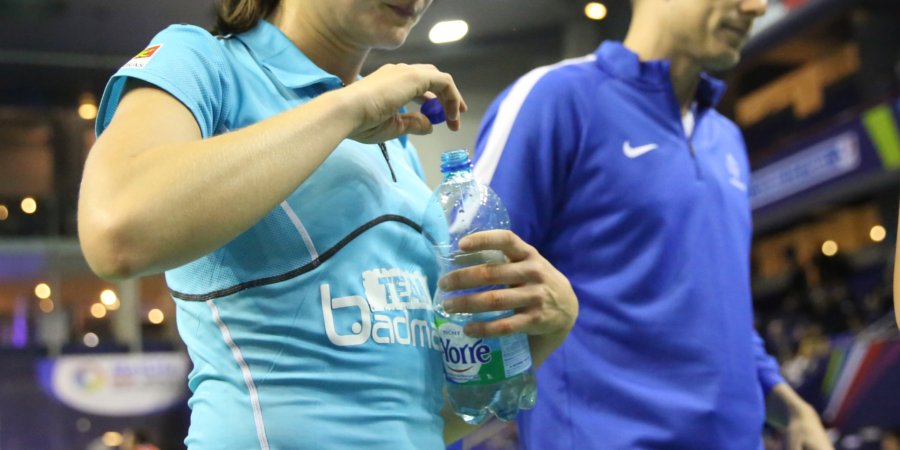 image d'une joueuse et sa bouteille d'eau